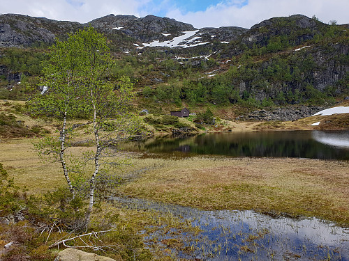 Skudalstølen. Bak den er vegen vi kom til stølen