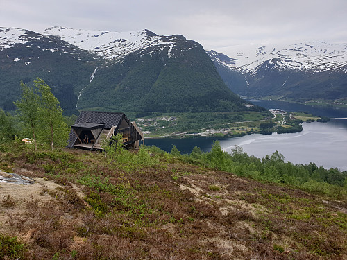 Dagsturhytta i Jølster har ei fin plassering med utsikt mot Skei og Jølstravatnet