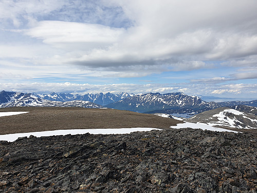 Utsikt mot Lyngsalpane og Kåfjordtindane