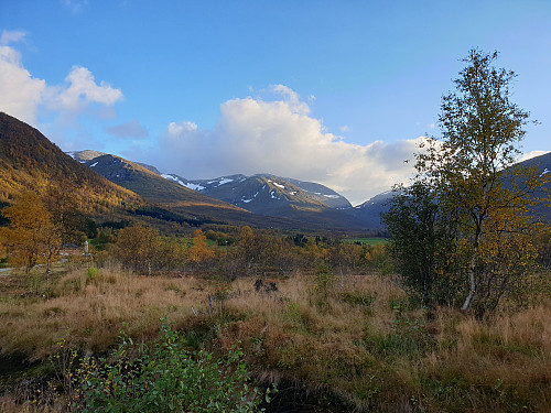 Utsikt frå parkeringsplassen mot Søthaugsfjellet