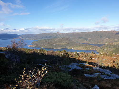 På veg nedatt. Utsikt mot Hyllestadfjorden