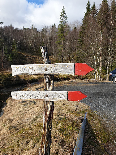 Desse merka står ved parkeringsplass ved stistart. 