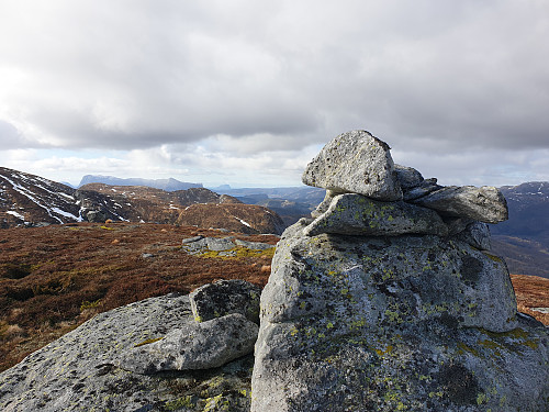 Gråfjellet er markert med ein liten varde på toppen. 