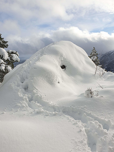 Djup snø opp på berget
