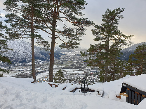 Dagsturhytta med grillplass foran