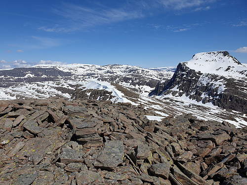Utsikt frå toppen av Trollnipa med utsikt mot Haukåbøra med meir