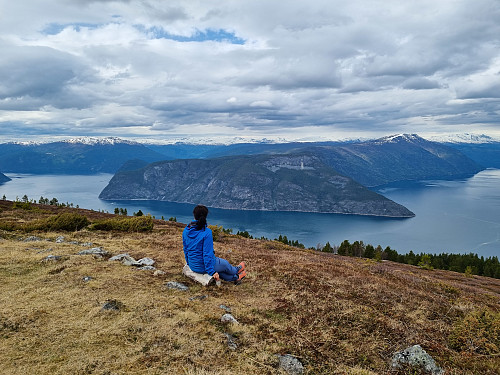 Fint med ny kvil med denne utsikta. Lustrafjorden til høgre. 