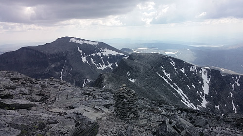 Storronden og Vinjeronden. Legg merke til den tidligere nevnte renna ned fra Storronden