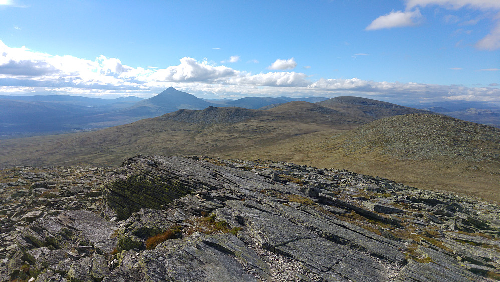 Utsikt fra toppen Gloføkkampen mot Gloføken og toppene i mellom. Elgspiggen ses til venstre