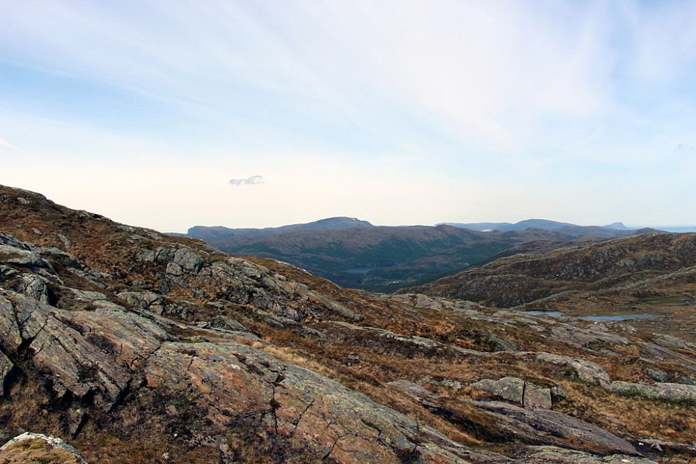 Utsikt vestover frå Vinfyllekollen mot Flistrahornet, Kvamfjellet og Rivjehornet.