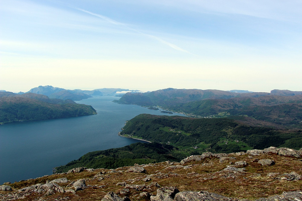 Frå Vindfyllekollen vestover fjorden mot Bryggja, Hornelen og Synnevahornet.