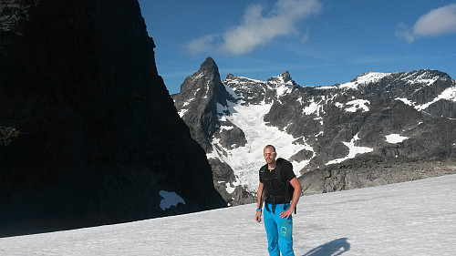 Harald er klar for toppene etter den langedruge vandringen på Midtmaradalsryggen. Slingsbybreen med tilhørende storheter der bak. Utrolig område.