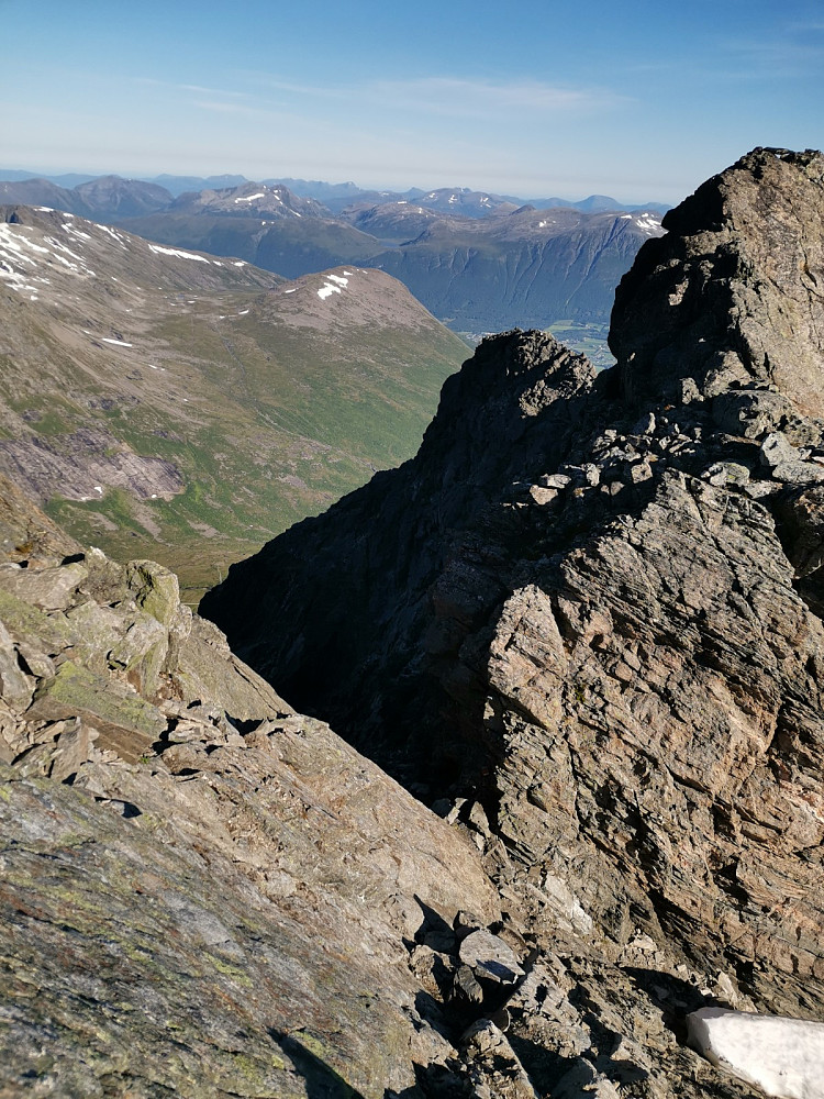 Skaret ved nørdre Venjetind. Var godt å komme opp i solen her etter å ha gått den lange renna opp fra Venjedalen.