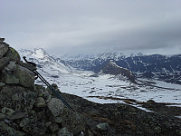 Fra Søre Bruskardknappen mot blant andre Knutshø, ryggen litt til høyre i bildet. bukkehåhåmaren til venstre