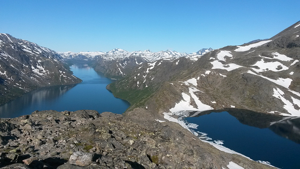 Et klassisk motiv fra Besseggen som man aldri blir lei. Gjende til venstre og bessvatnet til høyre. Bildet tatt fra der jo-stigen kommer opp på eggen.