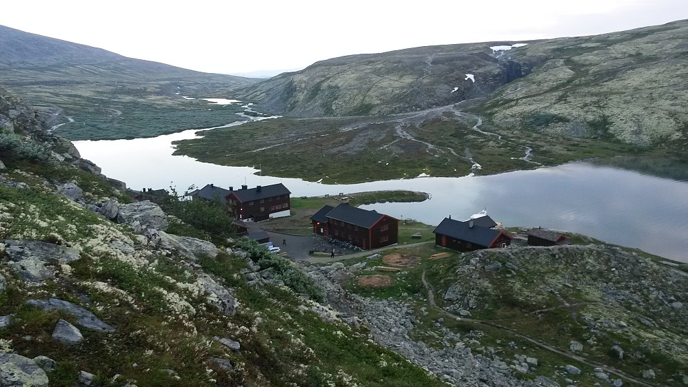 Rondvassbu er en fin plass. Jutulhogget litt til høyre i bildet. Veien til Spranget går ut i dalen til venstre.
