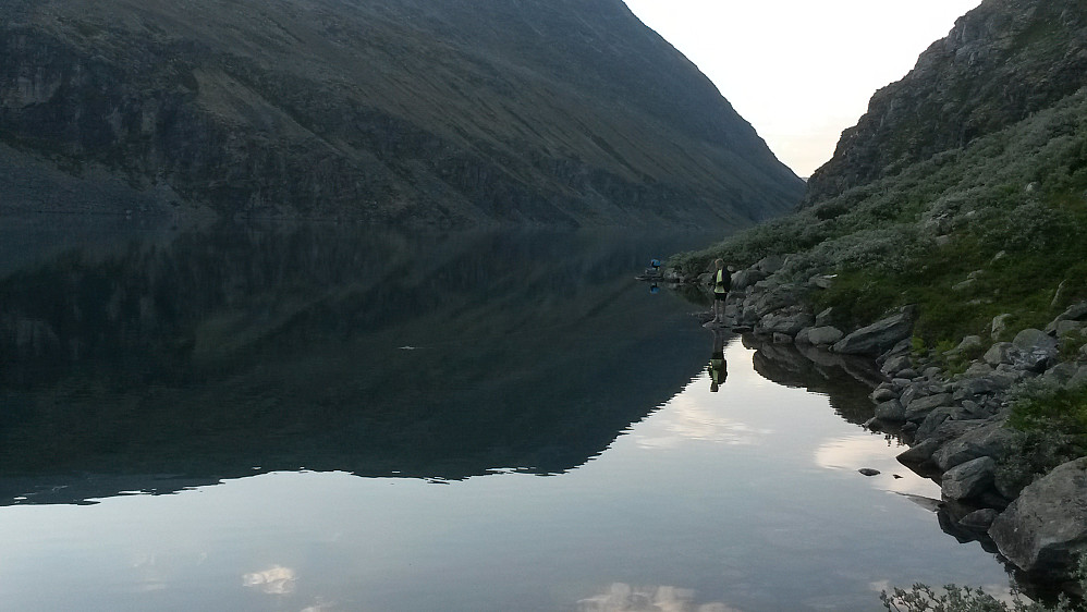 Sander og Christian koser seg med fiske langs Rondavatnet.