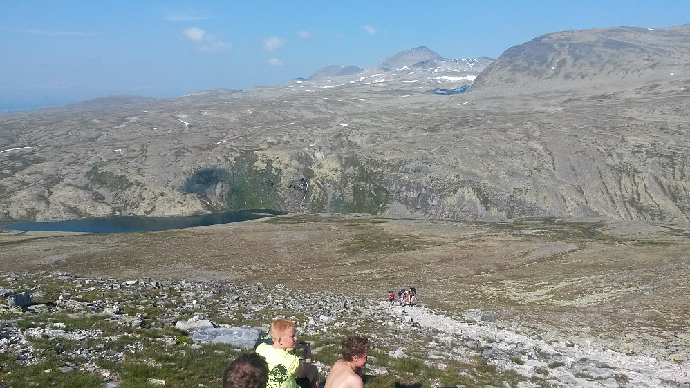 Varmt oppover lia mot Vinjeronden og Rondslottet i dag. Christian og Sander tar en drikkepause. En flik av Rondavatnet sees til venstre.