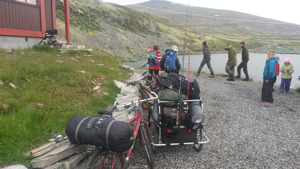 Gutta sitter klare på sykkelen for retur til Valdres..