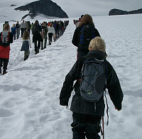 Spennende å gå i tau over breen. Litt grått vær