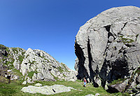 Large rock, right underneath Kvigedalsegga
