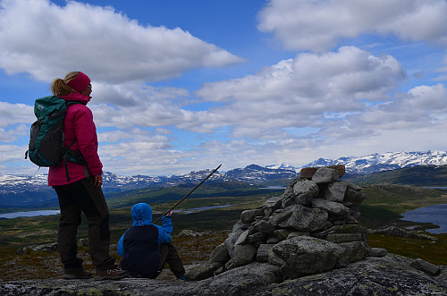 Nydelig utsikt. Prøver å kjenne igjen topper i Jotunheimen.