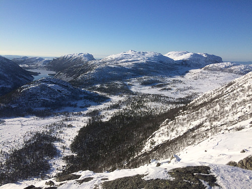 Frå oppunder Krunefjell mot Tysdalsheia. Bak sjåast Liarvatnet med Solknuten framfor, Tibergfjell, Ternefjell og Reinaknuten