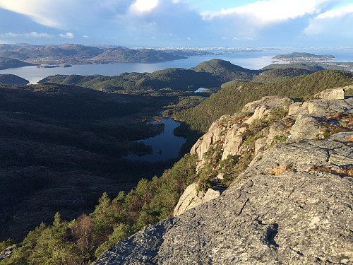Frå Viddasfjellet nord mot Tjødnalitjødna (nærast), Gåsavatnet, Eldridåsen og Høgsfjorden