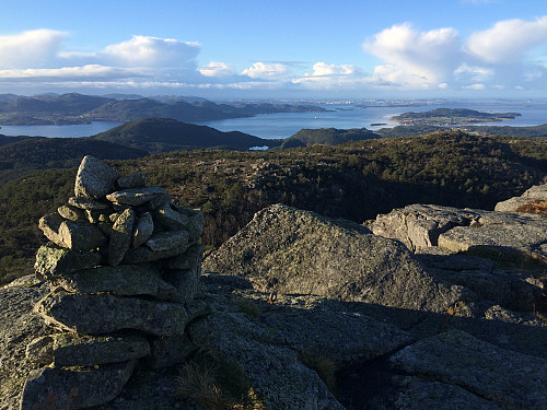 Frå Hesten mot Eldridåsen og Høgsfjorden med Idse. Me ser óg litt av Stemmavatnet ovanom Bergsvika