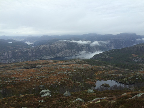 Frå Vikastakken mot bl.a. Lysefjorden, Hatten, Botnevatnet og Jørpeland