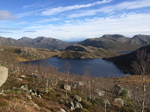 Frå Homsknuten mot Homstjørna (nærmast) og Svortingsvatnet. Fjella er bl.a. Reinaknuten, Ternefjell, Heiahodnet og Revafjellet