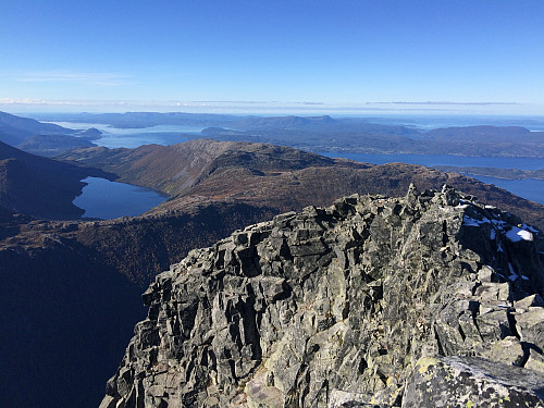 Fra selve toppen av Gygrastolen med den smale eggen vi kom opp. Myrdalsvatnet og Hardangerfjorden bak