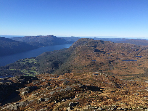 Fra Sellandsnuten mot Vindafjorden. Akslandsnuten nærmast, Grytenuten bak