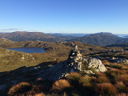Fra Hauganuten mot Halsvatnet, Horganuten, Hjort og Grytenuten bakerst