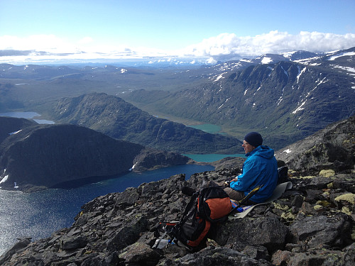 Matpause i nedstigningen fra Besshø. Vi ser bl.a. Bessvatnet, Gjende, Øvre og Nedre Leirungen, Besseggen, Knutshø og Bukkehammaren