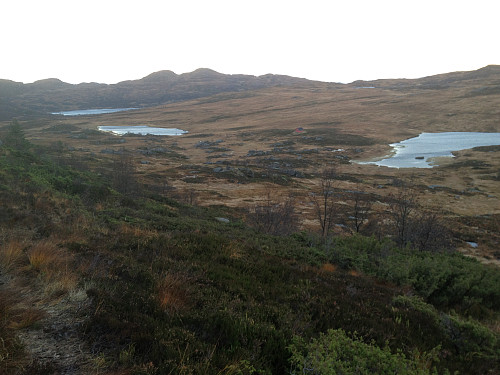 Fra oppstigninga mot Høylandsvatnet mot Skittjørna, Kattatjørna, Furevatnet og Hauganuten (bakerst)