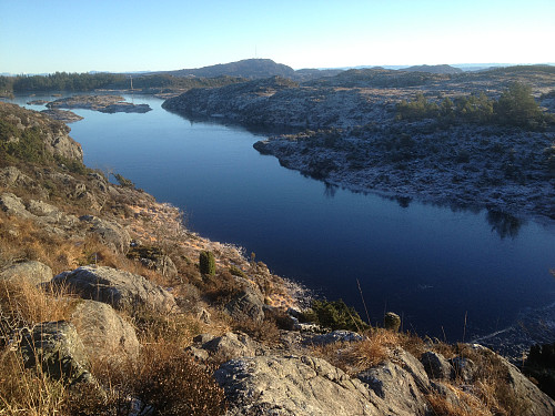 Mot Reiarsvatnet og Bokn fra oppstigninga til Arafjellet