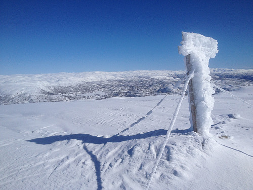 Plastra med snø på Simleskjåen etter uveret. Utsikt mot bl.a. Vågslidvatnet
