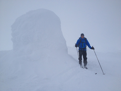 Den snøplastra varden på Vesle Nup etter uveret