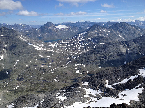 Fra Mjølkedalstind mot Rauddalsbandet, Visbretind, Skarddalstinden og -egga. De to hyttene på Olavsbu sees nede ved tjørna til høyre for midten av bildet