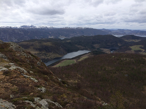 Fra Lauvåsen mot Hetlandsvatnet med Reinaknuten bakerst