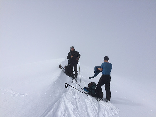 Mye nysnø, men ingen sikt på toppen av Veslefjelltinden