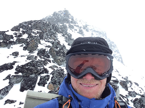 Fornøyd i alpine omgivelser! Kameratene jobber seg til topps på Nordre i bakgrunnen