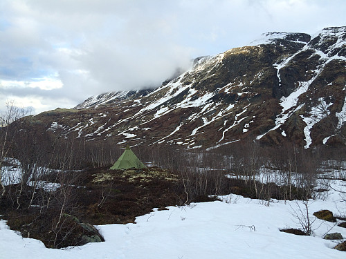 Teltplassen i Bøverkinnhalsen. Heimre Illåbre ligger inn dalen som munner ut like over lavvoen
