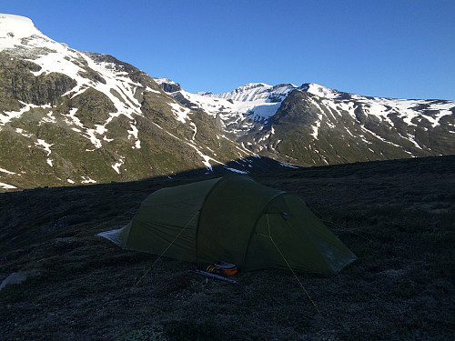 Fra teltplassen mot Svellnosbreen og Galdhøpiggen