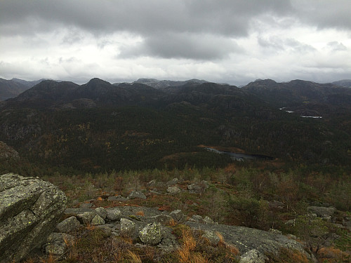 Frå Øykjafjellet mot Kalddalstjødna og Moslitjødnane. Dominerande toppar er Homsknuten og Lomafjellet
