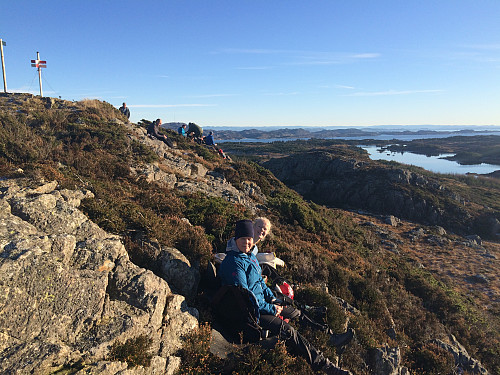 Folksomt på Sålefjellet denne finversdagen. Mot Reiarsvatnet og Karmsundet