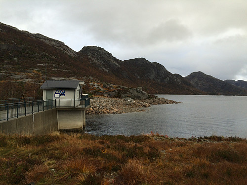 Stemmen i Svortingsvatnet med Revafjellet og Naganibba