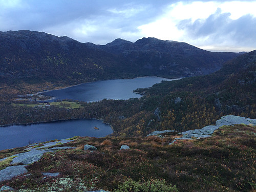 Frå Haråsen mot Dala- og Liarvatnet, med Tibergfjellet, Reinaknuten og Ternefjellet