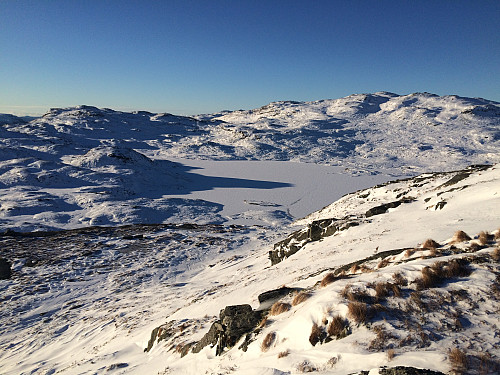 Fager utsikt fra Fagerlinuten mot Flotavatnet, Roaldkvamsnuten og Lysenuten